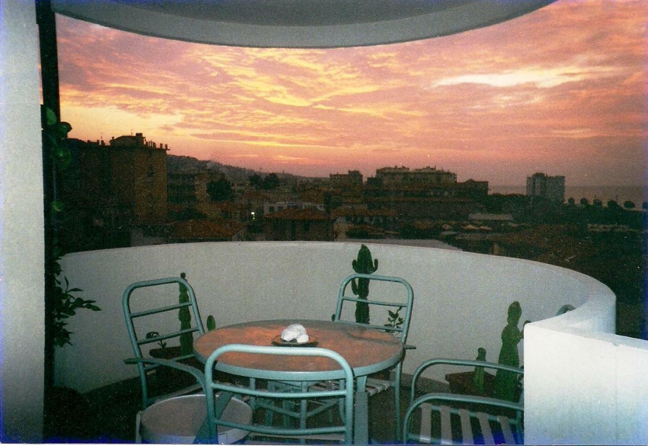 Appartamento - Terrazzo Vivibile Vista Mare, Wi-Fi Gratuito Vallecrosia Exterior photo